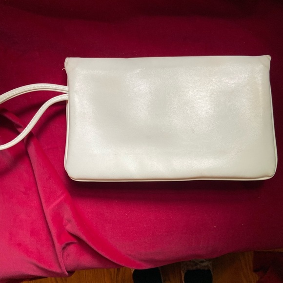Snappy white wristlet in vinyl has nice details like front straps for a scarf. - Picture 4 of 8